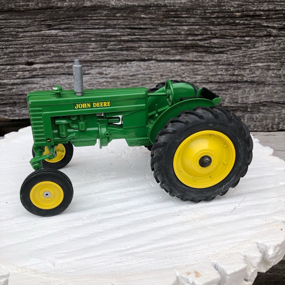 John Deere 1/16 scale MT tractor replica Liberty Classics by Speccast die -cast💚